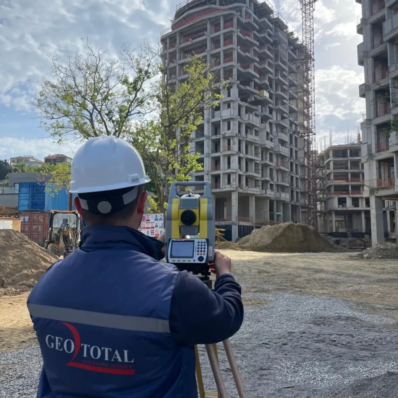 Şəkil 2. GeoTotal əməkdaşının tikinti sahəsində elektron taxeometrlə ölçmə aparması. Real iş görüntüsü sahədə geodeziya xidmətinin təşkilini göstərir.